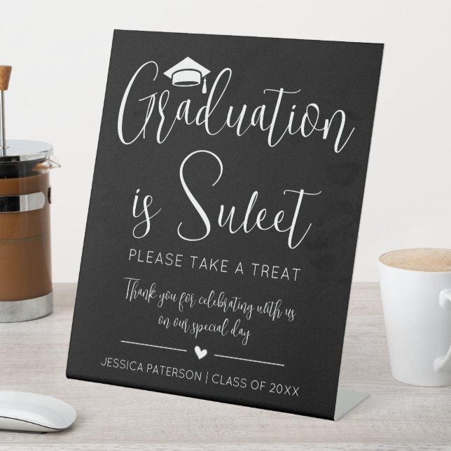 Abschluss ist Sweet Minimalistisches Schwarz-weiße Sockelschild (In Situ)