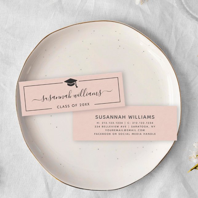 Abschluss-Karte | Modern Script Rose Insert Card Telefonnummerkarte (A graduation-themed place card on a white plate featuring elegant script reading "Susannah Williams,)