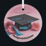 Abschluss Keepake individuell anpassbar Ornament Aus Glas<br><div class="desc">Ein individualisierbares Abschluss mit Graduierungshülse und hübschen rosa Blume. Der Graduiertendeckel hat eine fett blaue Tassel, das Jahr des Abschlusses und der Name des Absolventen kann auf der Kappe angepasst werden. Platz über der Mütze, um in der Schule tippen der Absolvent besucht. Dieser Sake ist perfekt für einen Weihnachtsbaum oder...</div>