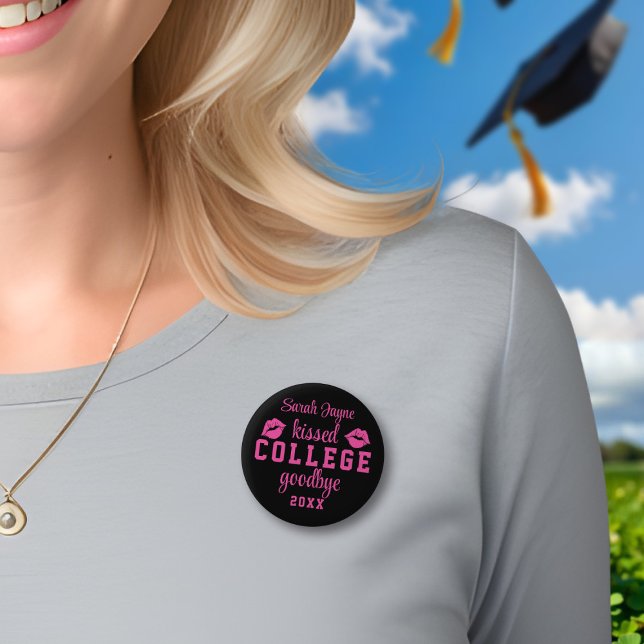 Abschluss Kiss Uni Goodbye Class Year Button (Kissed college goodbye? Just add your name and class year!)