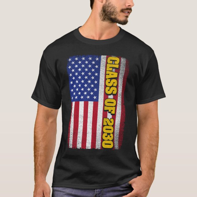 Abschluss-Klasse 2030 Senior American Flag T-Shirt (Vorderseite)