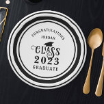 Abschluss-Klasse für Glückwunsch mit benutzerdefin Pappteller<br><div class="desc">Feiern und gratulieren Sie Ihrem Absolvent mit personalisierten, maßgeschneiderten Abschlussfeiern oder Open-House-Papier-Tellern mit Ihrem eigenen Text (mit GRATULATIONS NAME gezeigt) und der KLASS OF YEAR GRADUATE in Retro-dekorative Typografie und Schulname oder anderen benutzerdefinierten Text. Alle Texte, die Graduierungsoberflächen Grafik und Hintergrundfarben sind bearbeitbar, um die Schulfarben zu ändern oder Party-Themenfarben...</div>