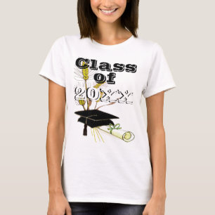 Abschluss-Klasse mit Graduierungskappe und Weizen T-Shirt