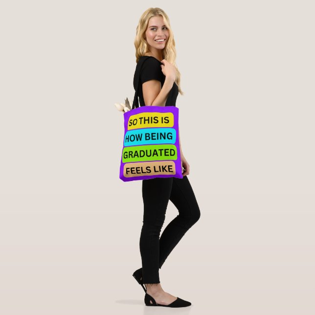 Abschluss Licht lila Tasche SO_THIS_IS_HOW_BEING (Am Model)