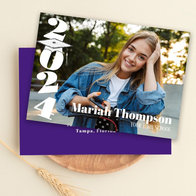 Abschluss Lila Typografie Foto-Klasse von 2023 Einladung (Graduation "2024" typography script with a mortarboard and bold and bright style. )