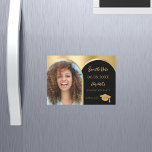 Abschluss mit schwarzem Foto Save the Date Magneteinladung<br><div class="desc">Eine magnetische Foto Save the Date Karte für eine Graduierungsparty. vorne: Fügen Sie Ihr eigenes Foto in vertikaler Größe des Absolventen hinzu. Imitate goldenes Foto Bogen Rahmen. Ein goldener und schwarzer Hintergrund, goldener Text. Vorlagen für Namen und Datum. Der Name und der Text: Save the Date sind mit einem modernen...</div>