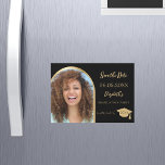 Abschluss mit schwarzem Foto Save the Date Magneteinladung<br><div class="desc">Eine magnetische Foto Save the Date Karte für eine Graduierungsparty. vorne: Fügen Sie Ihr eigenes Foto in vertikaler Größe des Absolventen hinzu. Imitate goldenes Foto Bogen Rahmen. Klassischer schwarzer Hintergrund, goldener Text. Vorlagen für Namen und Datum. Der Name und der Text: Save the Date sind mit einem modernen handgeschriebenen Stilskript...</div>