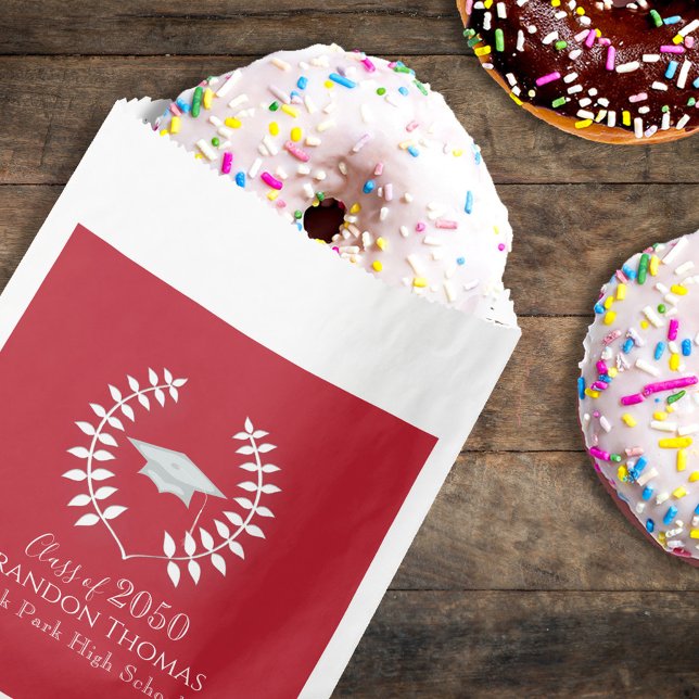 Abschluss Modern Mortarboard Kardinal Red Geschenktütchen (Classic cardinal red graduation candy favor bag with simple typography for party treats.)