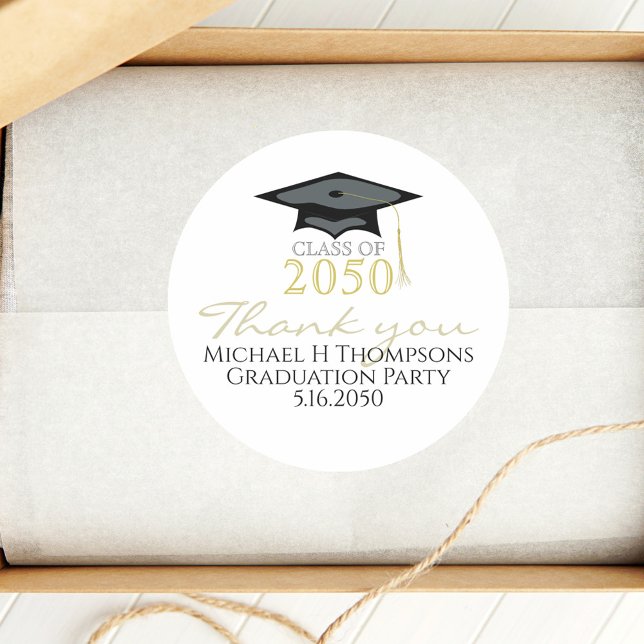 Abschluss Moderne elegante Script Typografie Runder Aufkleber (Graduation hat black and gold calligraphy script party favor sticker.)
