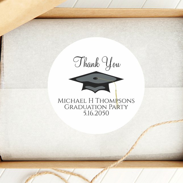 Abschluss Moderne elegante Script Typografie Runder Aufkleber (Black simple graduation hat and calligraphy script party favor sticker.)