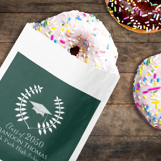 Abschluss Moderne Mortarboard Classic Dunkelgrün Geschenktütchen (Classic green graduation candy favor bag with simple typography for party treats and favors.)