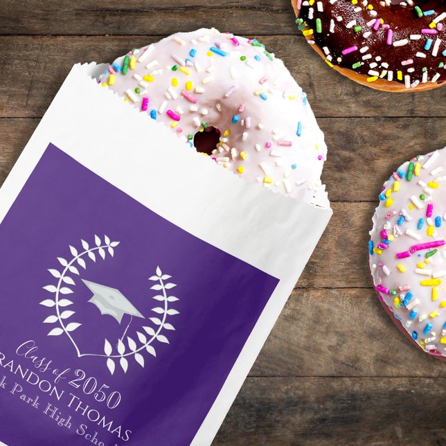 Abschluss Moderne Mortarboard Klassisch Lila Geschenktütchen (Classic purple graduation candy favor bag with simple typography for elegant party treats.)