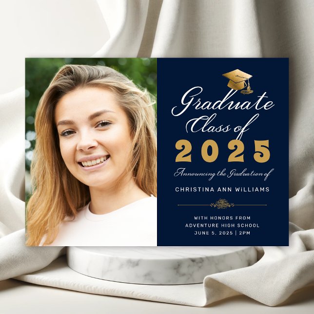Abschluss Navy Gold Script Class of 2025 Foto Ankündigung (Elegant Navy Blue Photo Graduation Announcement with Gold and White Calligraphy)