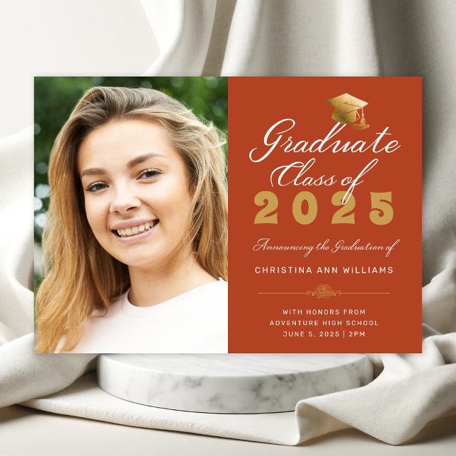 Abschluss Orange Gold Script Class of 2025 Ankündigung (Elegant Orange Photo Graduation Announcement with white and gold Calligraphy Script)