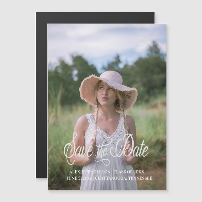 Abschluss Rett Date Whimsical Script Girl Foto Magneteinladung (Vorne/Hinten)