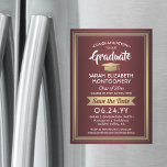 Abschluss Save the Date Burgundy Red Gold White Magneteinladung<br><div class="desc">Teilen Sie die freudigen Neuigkeiten Ihrer bevorstehenden Abschlussfeier mit diesen eleganten bordeauxroten, weißen und Imitat goldenen Folie Save the Date magnetische Einladungen. Der gesamte Text ist einfach anzupassen. Magnetische Rücken macht sie einfach für Familie und Freunde zu zeigen. Das Design besticht durch einen maronen Hintergrund, vergoldete metallische Folie, handgeschriebene Schriftzeichen-Kalligraphie...</div>