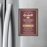 Abschluss Save the Date Burgundy Red Gold White Magneteinladung<br><div class="desc">Teilen Sie die freudigen Neuigkeiten Ihrer bevorstehenden Abschlussfeier mit diesen eleganten bordeauxroten, weißen und Imitat goldenen Folie Save the Date magnetische Einladungen. Der gesamte Text ist einfach anzupassen. Magnetische Rücken macht sie einfach für Familie und Freunde zu zeigen. Das Design besticht durch einen maronen Hintergrund, vergoldete metallische Folie, handgeschriebene Schriftzeichen-Kalligraphie...</div>