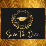 Abschluss Save the Date Gold Emblem Grad Cap<br><div class="desc">Ich entwerfe gerne Kunstwerke für Abschlüsse. Es handelt sich um eine moderne, einfache und elegante, klassische, in Gold und Schwarz gehaltene Ankündigung Datum freihalten. Moderner Text. Fügen Sie Ihre eigene Nachricht auf der Kartenrückseite hinzu, die Ihre Familie und Freunde detailliert informiert, um für eine Abschluss-Zeremonie, Veranstaltung, Party oder andere Veranstaltungen...</div>