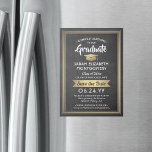 Abschluss Save the Date Halbpension Schwarz und Go Magneteinladung<br><div class="desc">Teilen Sie mit diesen eleganten Schwarz-, Weiß- und Imitat-Chalkboard & Goldfolie Save the Date die freudige Neuigkeit Ihrer Abschlussfeier. Der gesamte Text ist einfach anzupassen. Magnetische Rücken macht sie einfach für Familie und Freunde zu zeigen. Das Design besticht durch goldene Imitate aus metallischer Folie, handgeschriebene Schriftzeichen-Kalligraphie und modernen Typografen-Graduiertennamen, Klassenjahr...</div>