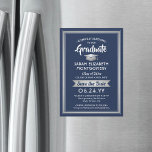 Abschluss Save the Date Navy Blue und White Magneteinladung<br><div class="desc">Teilen Sie mit diesen eleganten marineblauen, weißen und silberfarbenen magnetischen Einladungen die freudige Nachricht von Ihrer bevorstehenden Abschlussfeier. Der gesamte Text ist einfach anzupassen. Magnetische Rücken macht sie einfach für Familie und Freunde zu zeigen. Das Design umfasst silberne Imitate mit metallischer Folie, handgeschriebene Schriftzeichen-Kalligraphie und modernen Typografen-Graduiertennamen, Jahrgang und Schule....</div>