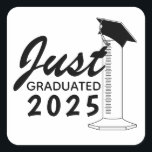 Abschluss Science Graduated Zylinder Hat Year Quadratischer Aufkleber<br><div class="desc">Für die Wissenschaftler! Text steht "Just Graduated" mit einem abgestuften Zylinder mit einer Graduationskappe. Bearbeiten Sie das Jahr des Abschlusses,  falls erforderlich.</div>