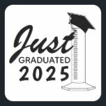 Abschluss Science Graduated Zylinder Hat Year Quadratischer Aufkleber<br><div class="desc">Für die Wissenschaftler! Text steht "Just Graduated" mit einem abgestuften Zylinder mit einer Graduationskappe. Bearbeiten Sie das Jahr des Abschlusses,  falls erforderlich.</div>