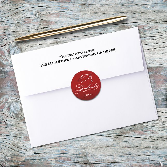 Abschluss Script Kardinal Roter Umschlag Aufkleber (Graduation script and grad hat on cardinal red envelope seals)