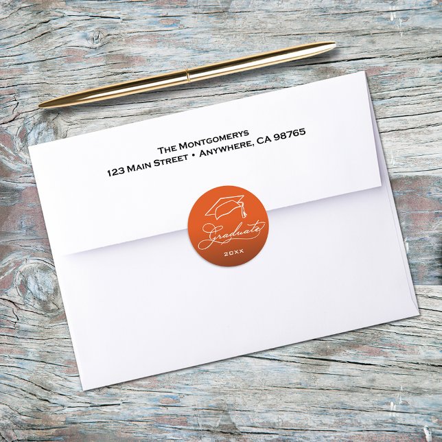 Abschluss Script Orange Umschlag Aufkleber (Graduation script and grad hat on orange envelope seal)