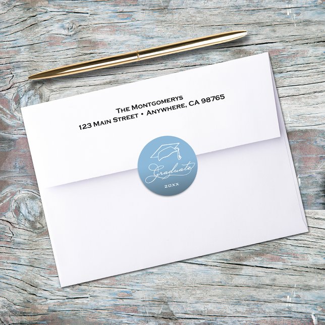 Abschluss Script Powder Blue Umschlag Aufkleber (Graduation script and grad hat on powder blue envelope seals)