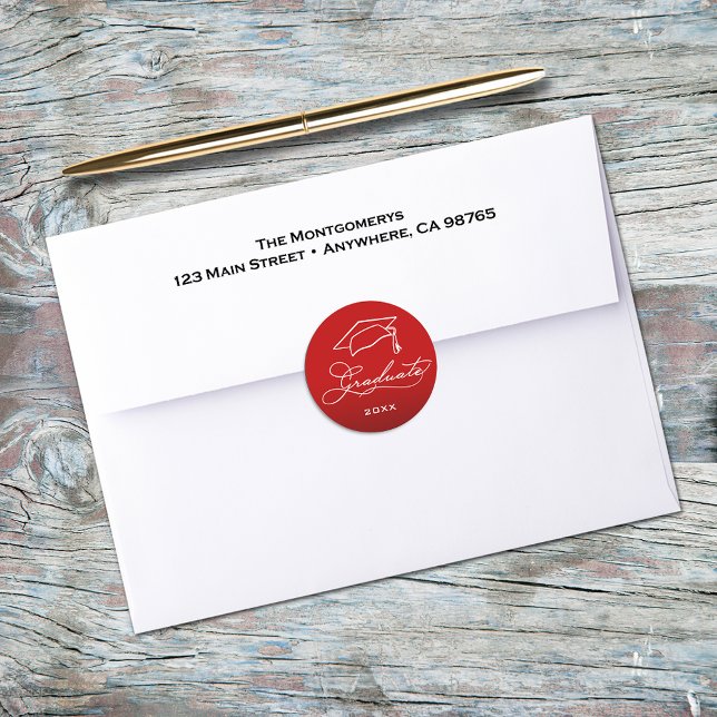 Abschluss Script Red Umschlag Aufkleber (Graduation script and grad hat on red envelope seals)