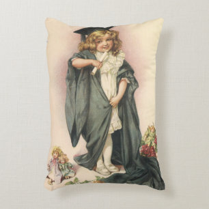 Abschluss Vintage, Mädchen mit Abschlussmütze und  Dekokissen