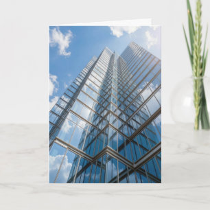 Abschluss-Wolkenkratzer mit Wolkenreflexion Karte
