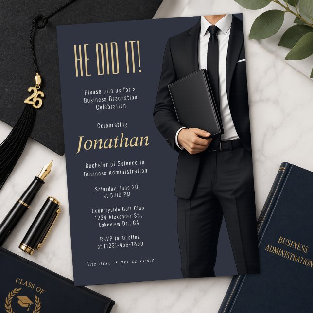 Abschlussfeier für Geschäftsleute Einladung (Elegant business graduation invitation with a modern luxury editorial portrait style.)