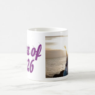 Abschlussfoto 2026 mit lila Text Kaffeetasse