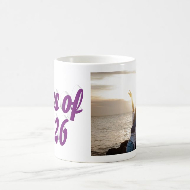 Abschlussfoto 2026 mit lila Text Kaffeetasse (Mittel)