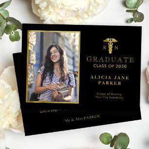 Abschlussfoto der Pflegeschule 2026 in Gold elegan Ankündigung