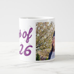 Abschlussfoto im lila Schriftzug der Klasse 2026  Jumbo-Tasse