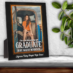 Abschlussfoto in den Schulfarben Schwarz und Orang Fotoplatte