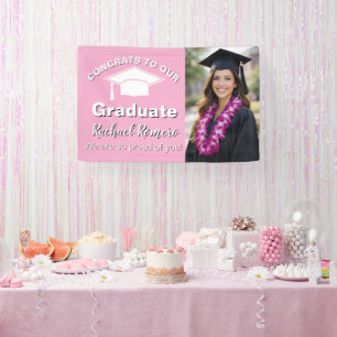 Abschlussfoto in Rosa Banner