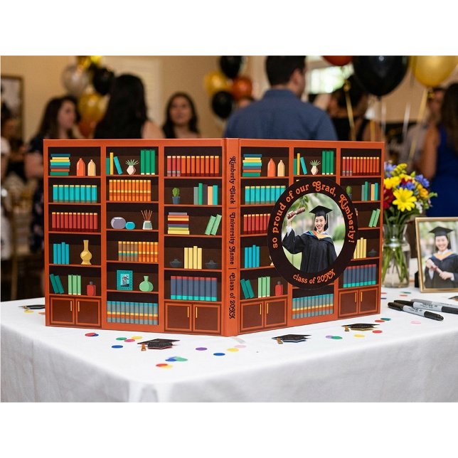 Abschlussfoto mit Bibliotheksthema Gästebuch (Von Creator hochgeladen)