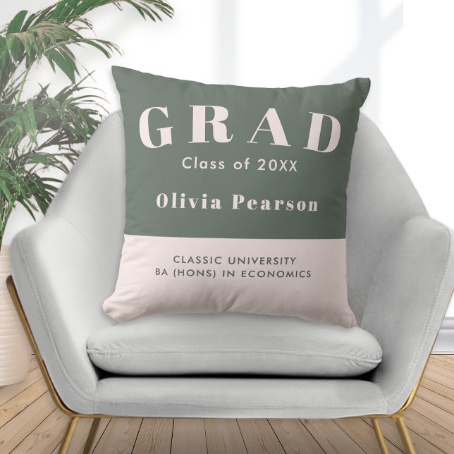 Abschlussjahrgang 20XX Hellgrün Roséfarbenes Erinn Kissen (A sage green and pink throw pillow with 'GRAD' text, personalized with name, university and degree)