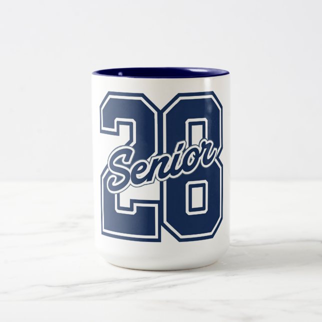 Abschlussklasse 2026 Senior Stolz-Typografie  Zweifarbige Tasse (Mittel)