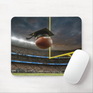 Abschlussmütze auf einem Football in einem Stadion Mousepad