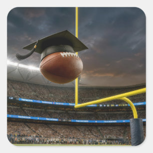 Abschlussmütze auf einem Football in einem Stadion Quadratischer Aufkleber
