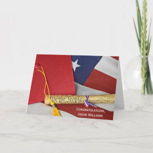 Abschlussmütze auf Flagge mit US-Verfassung Karte
