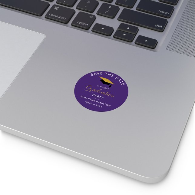 Absolvent 2024 Skript Save the Date Lila Runder Aufkleber (Graduation Save the Date Purple Sticker)