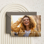 Absolvent | Delikate Schrift und zwei Fotos Ankündigung<br><div class="desc">Diese einfache und stilvolle Class of 2023 Abschluss Ankündigung sagt "graduate" in delikaten,  weißen eleganten modernen Drehbuch mit Ihrem bevorzugten persönlichen Foto vor der Karte. Weitere Informationen über den Absolvent können auf der Rückseite gehen,  mit einem minimalistisch schwarz-weiß Design.</div>