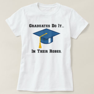 Absolventen machen es... in ihren Roben. T-Shirt