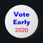 Abstimmung Frühwahl 2026 Blaue Rote Politik Button<br><div class="desc">Wählen Sie die Frühtaste,  mit einem blauen und roten Design mit einem weißen Hintergrund. Mit anpassbarer Schrift können Sie Ihre eigene Nachricht hinzufügen. Ein modisches Accessoire für die Wahl 2026.</div>