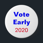 Abstimmung Frühwahl 2026 Blaue Rote Politik Button<br><div class="desc">Wählen Sie die Frühtaste,  mit einem blauen und roten Design mit einem weißen Hintergrund. Mit anpassbarer Schrift können Sie Ihre eigene Nachricht hinzufügen. Ein modisches Accessoire für die Wahl 2026.</div>